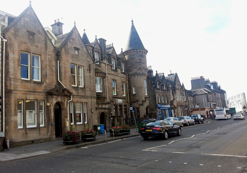 Our first views of Linlithgow offered wonderful views of history and ...antique?...architecture.  We were immediately thrown into the past.  (Despite the cars ;) )